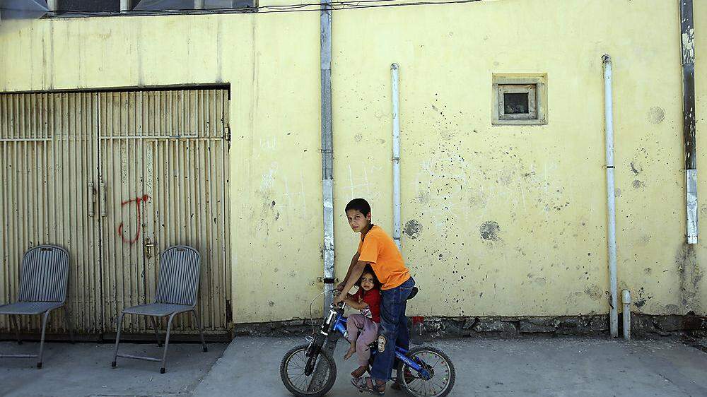 Kinder vor dem internationalen Gästehaus in Kabul in dem der Anschlag stattfand 