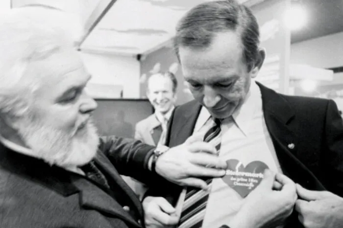 Den Durchbruch erlebt das grüne Herz ab 1975, als es als Aufkleber produziert und rund um die Welt auf Sehenswürdigkeiten geklebt wird.