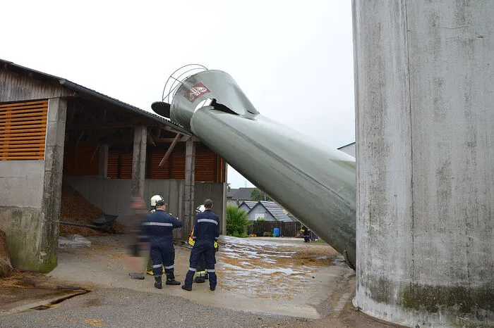 Er krachte auf eine Lagerhalle und wurde durch die Feuerwehr Karlstein mithilfe eines Krans entfernt.