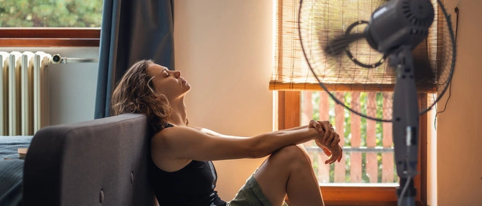 Frau vor Ventilator