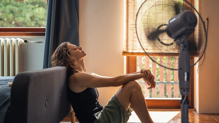 Frau vor Ventilator 