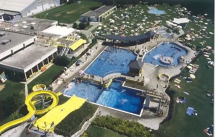 Noch wartet man im Freibad auf zahlreiche Gäste, wie sie auf dem Foto vom Vorjahr vertreten waren