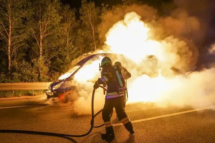 Kurz vor Mitternacht wurde gestern Nacht die Freiwillige Feuerwehr Pinggau zu einem Fahrzeugbrand auf die A2 Richtung Wien im Wechselabschnitt gerufen.