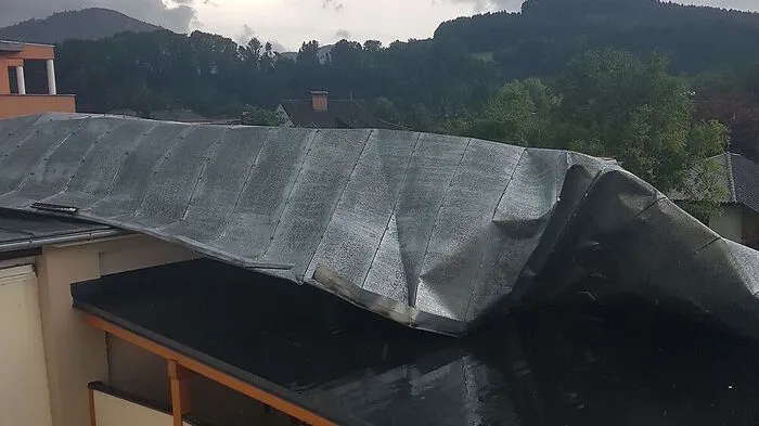 Ein Unwetter richtete schwere Schäden in Unterkärnten an. In St. Paul wurden Gebäude abgedeckt. Die Feuerwehren stehen im Dauereinsatz