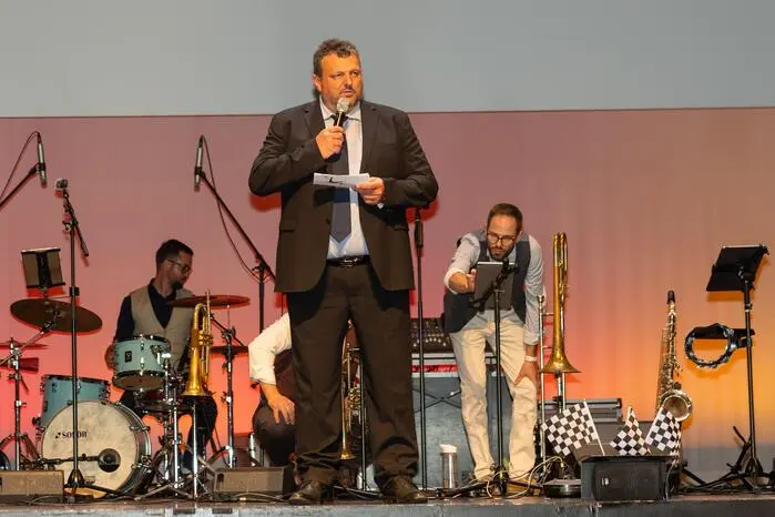 Mitgefeiert haben unter anderem der Direktor der Schule, Karl-Heinz Eder, der ehemalige Direktor Peter Kusstatscher, Villachs Erste Vizebürgermeisterin Sarah Katholnig, Congress Center Villach Hausherr Christopher Zavodnik, Immobilienprofi Alexander Tischler und Unternehmer Dieter Hahn.