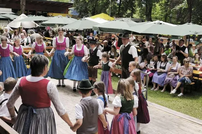 Getanzt wurde auch, und zwar von den Tanzgruppen Stamm 1907 und den Steirerherzen mit den Schnalzern.