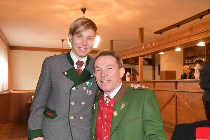 Am Schlagzeug sorgte Nici Schmidhofer, hier mit Bürgermeister Hannes Schmidhofer, für einen flotten Takt.