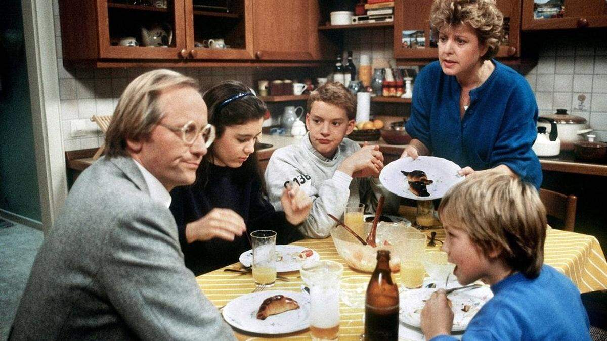 Ein Bild aus frühen &quot;Lindenstraßen&quot;-Tagen (1986): Helga Beimer (Marie-Luise Marjan) mit ihrem ersten Mann Hans (Joachim Hermann Luger) und ihren Kindern Marion (Ina Bleiweiß), Benny (Christian Kahrmann) und Klausi (Moritz A. Sachs)