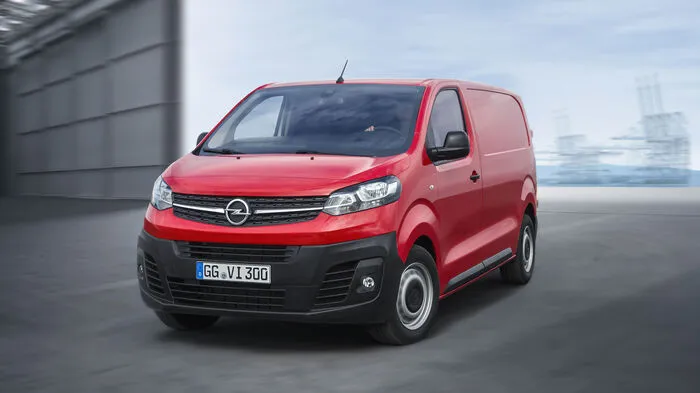 In seiner dritten Auflage geht das Arbeitstier Opel Vivaro andere Wege: Zum einen entspringt der Nutzfahrzeug-Bruder des kürzlich vorgestellten Zafira Life nicht mehr einer Zusammenarbeit mit Renault-Nissan, sondern hält sich technisch an die neue Konzernmutter PSA und ist dehalb eng verwandt mit Peugeot Expert, Citroen Jumpy und Toyota Proace.