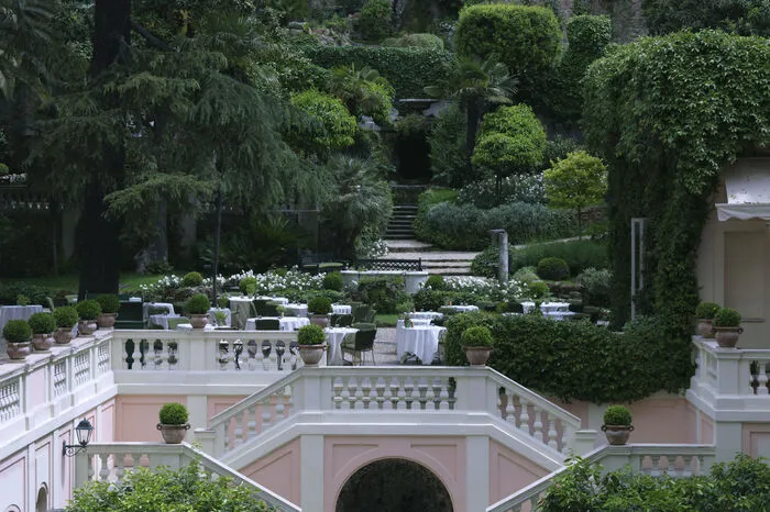 Hotel de Russie, Rom. Pablo Picasso genoss das Dolce Vita in der italienischen Hauptstadt, die ihm im Jahr 1917 als Zufluchtsort vor den Wirren des Ersten Weltkrieges diente. Drei Monate verbrachte er im legendären Hotel de Russie, wo er unter anderem mit seinem Freund und Filmemacher Jean Cocteau seine Zeit verbrachte und den russischen Künstler-Patron Serge Diaghilev kennenlernte. Ersterer war sein Nachbar in dem noblen Hotel an der Piazza del Popolo, mit dem Picasso sich oft auf seinem Balkon stehend und Orangen von den angrenzenden Bäumen pflückend, unterhielt.