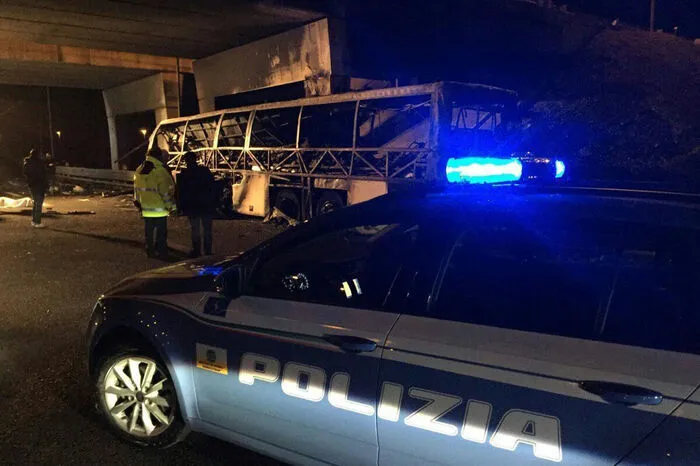 An Bord des Busses befanden sich mehrheitlich ungarische Schüler im Alter zwischen 14 und 18 Jahren. Ihre Familien wurden informiert und seien auf dem Weg nach Italien.