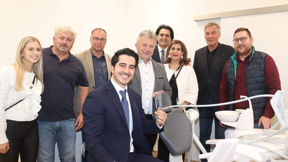 Zahnarzt Navid Zehi mit Bürgermeister Leopold Bartsch und den Ehrengästen