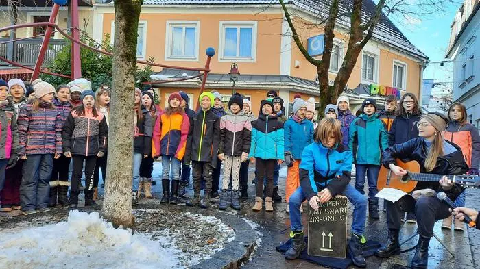 Zahlreiche Weizer Schulen zelebrierten den neuen Namen: Die Brücke der Menschenrechte. 