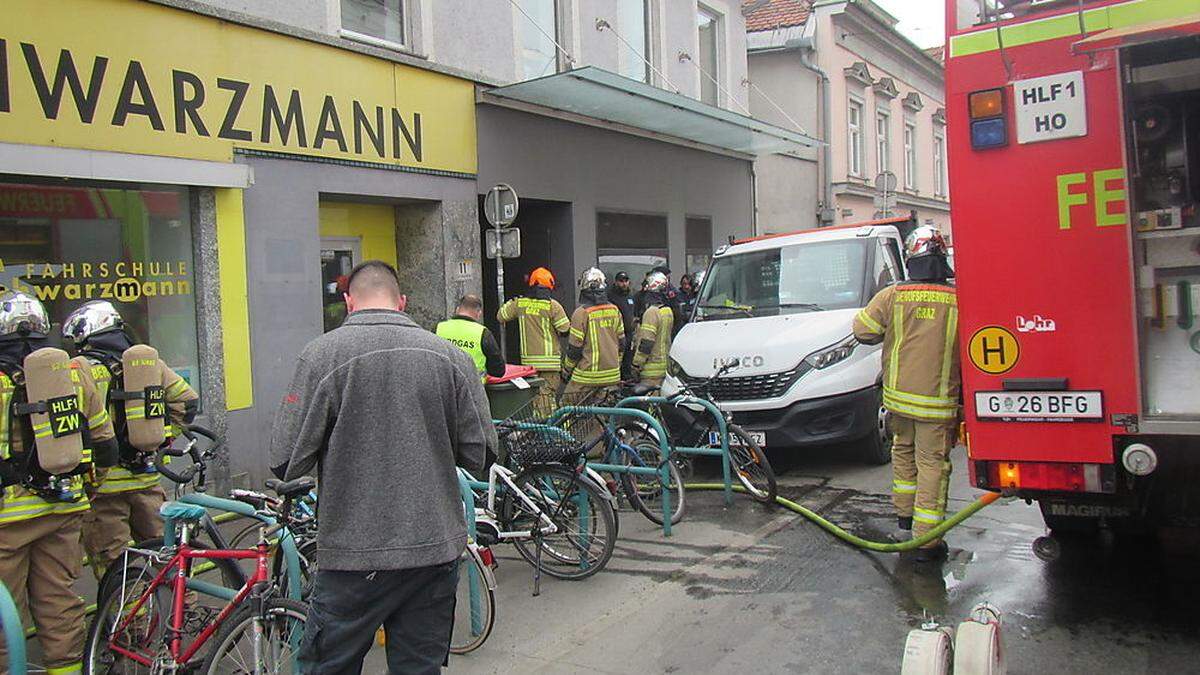 Die Berufsfeuerwehr Graz stand mit 23 Mann und 5 Fahrzeugen im Einsatz