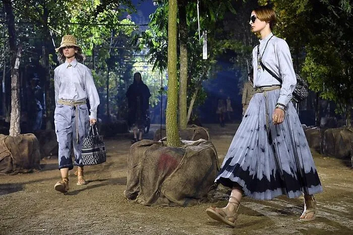 Die Bäume sollen nach der Modewoche in Grünanlagen in Paris wieder eingepflanzt werden.