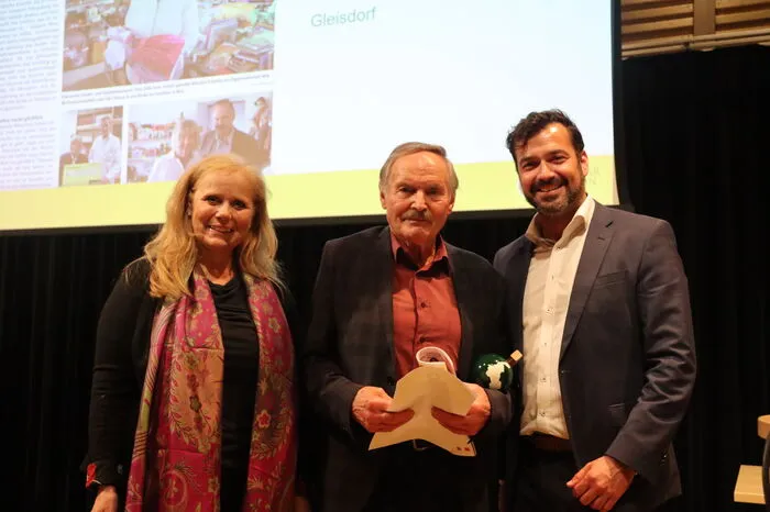 Lebensgefährte Helmut Sindler (Mitte) nahm den Lebenswerk-Preis für Gattin Monika Krutzler entgegen. Hier am Bild mit Monika Langs und Solidarregion-Obmann Andreas Rath.
