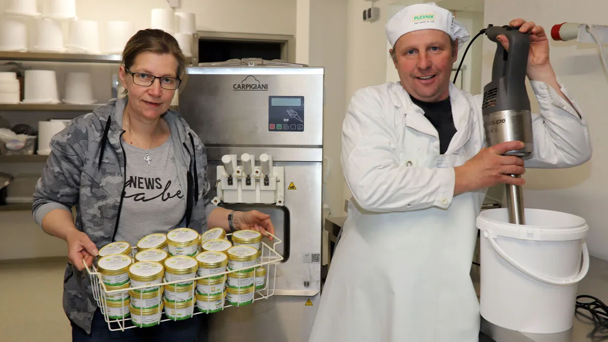 Sigrid  und Stefan Tauchhammer bei der Eisproduktion 