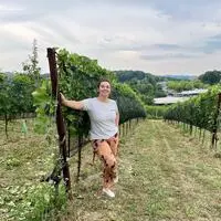 Julia Zotter im Weingarten mit Blick auf das Zotter-Imperium