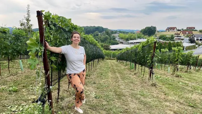 Julia Zotter im Weingarten mit Blick auf das Zotter-Imperium