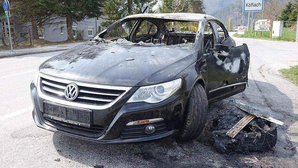 Der unbekannte Täter fuhr mit einem gestohlenen Fahrzeug herum und zündete es danach an