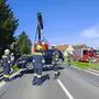 Die FF Mureck barg den Pkw mit dem Kran ihres Wechselladerfahrzeugs