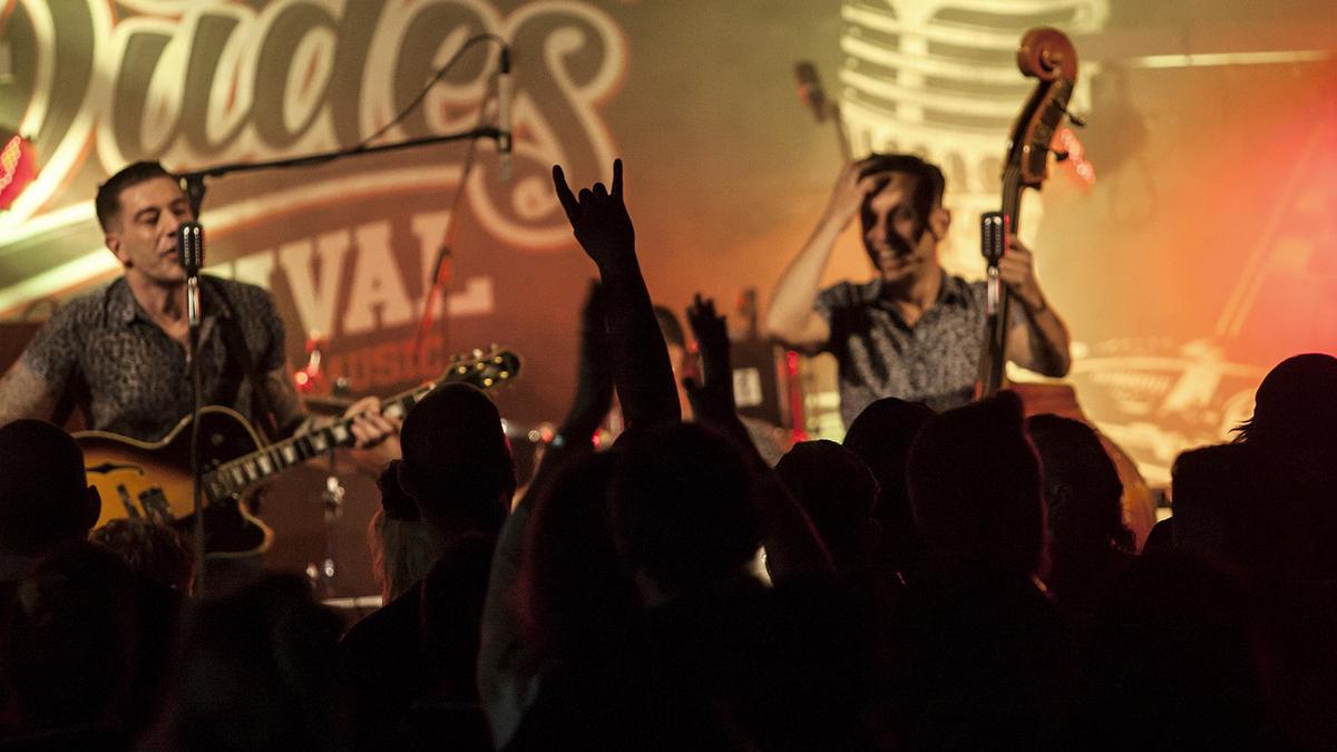 Die Bands am Rollin Dudes Festival bringen die Menge regelmäßig zum Beben