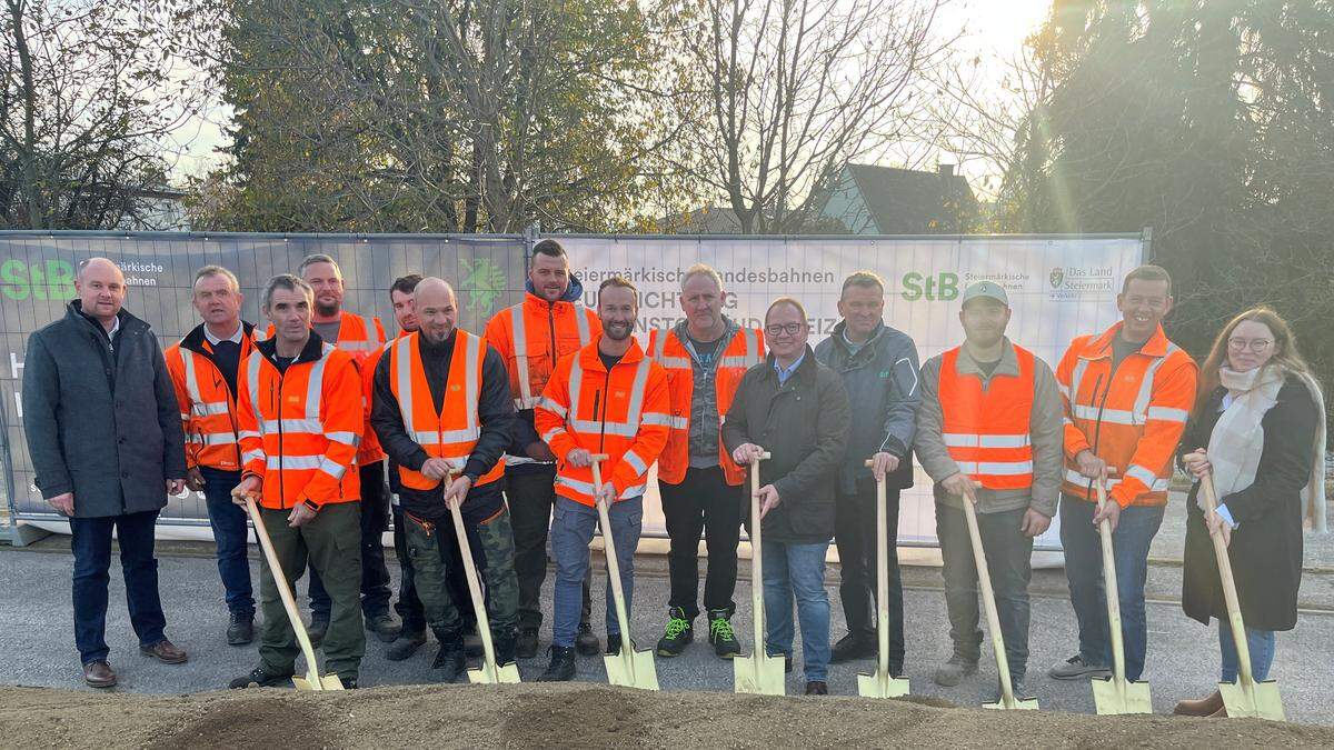 Spatenstich beim Bahnhof in Weiz: Die Mitarbeiter der Steiermärkischen Landesbahnen rund um Direktor Ronald Kiss (5.v.r.) und Daniel Gößler (Leiter der Infrastruktur/links)