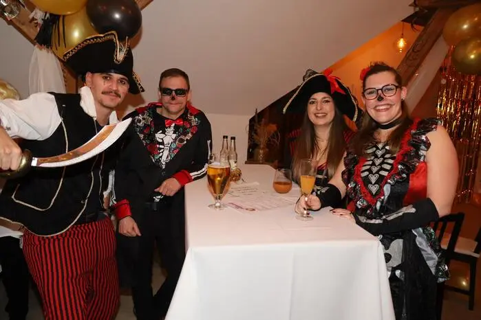 Doch nicht nur die fantasievollen Masken machten den Erfolg des Balls aus – auch die Getränke und Snacks aus der hauseigenen Produktion fanden großen Anklang