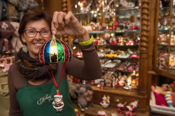 Neuerdings kommt der Weihnachtsmann mit dem Fallschirm vom Himmel herunter - zumindest bei Schoko Haller in Graz