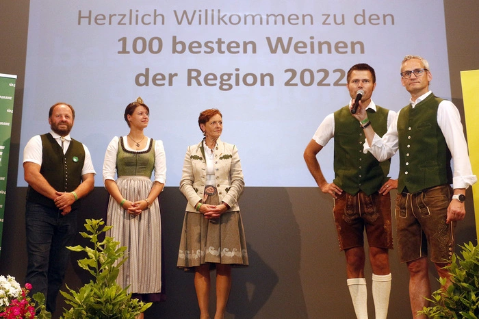 Neben Weinkönigin Katrin I gratulierten Kammerobmann Herbert Lebitsch mit LK-Vizepräsidentin Maria Pein...