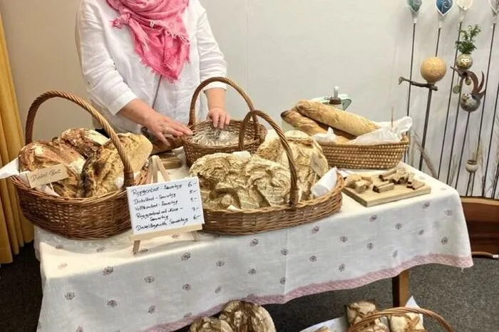 Doch nicht nur für die Augen und für die Nase, sondern auch für den Mund gab es vieles zu entdecken. So konnten die Gäste frisches Bauernbrot und Osterkrainer verkosten. 
