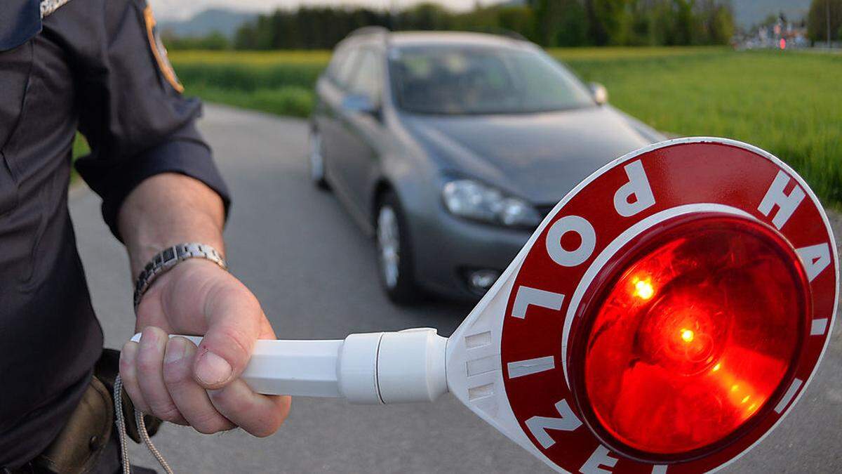 Die Polizei holte einen Lenker von der Straße, der die Kennzeichen gestohlen hatte