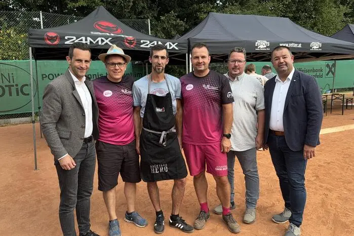 Tennisverein-Obmann Stefan Schmaldienst konnte die beiden Landtagsabgeordneten Lukas Schnitzer mit Markus Konrad und Ortsvorsteher Christian Sommerbauer auf der Tennisanlage willkommen heißen.