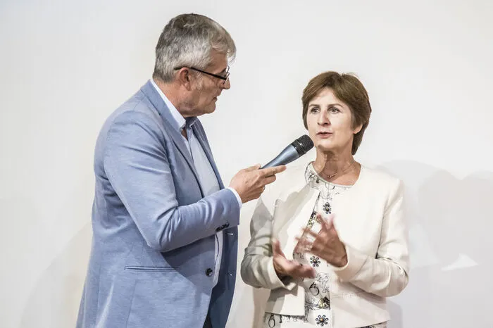Michael Sabath, Redaktionsleiter der Kleinen Zeitung, sowie Chefredakteurin Antonia Gössinger nahmen die Preisverleihung vor.