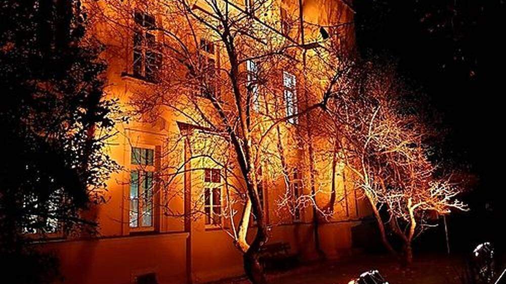 Auch das Verwaltungsgebäude des LKH Villach erstrahlt orange