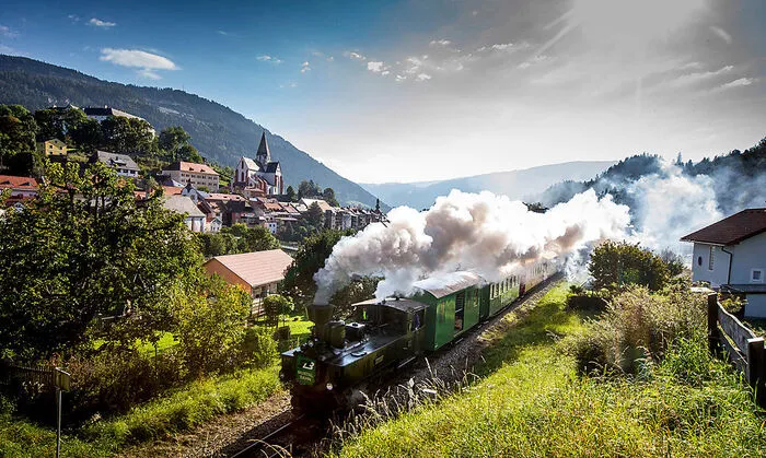 Vom Tamsweg bis Unzmarkt geht es in historischen Waggons auf der Schmalspurbahn durchs Obere Murtal entlang der grünen Mur