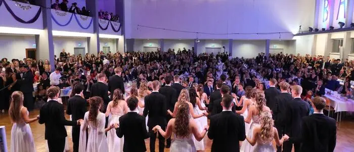 Festlich gekleidet geht es für die Maturanten bei der Polonaise aufs Tanzparkett