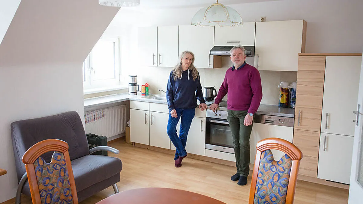 Notschlafstellen-Leiterin Margot Oberer und Andreas Raith-Pretterhofer (Obmann Weiz Sozial) im Aufenthaltsraum der Einrichtung