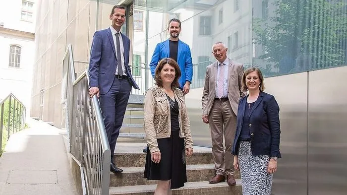 Martin Payer, kaufmännischer Geschäftsführer der FH, Doris Kiendl, Lehrgansleiterin "Digital Entrepreneurship", Matthias Ruhri (hinten) von Probando, Karl Peter Pfeiffer, wissenschaftlicher Geschäftsführer der FH und Landesrätin Barbara Eibinger-Miedl