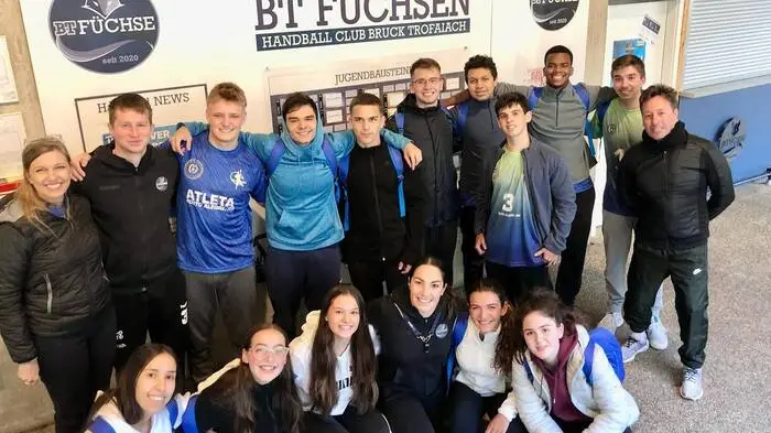 Bereits zum zweiten Mal nach 2020 verbrachten 13 Schülerinnen und Schüler mit ihren beiden Lehrern aus Porto Alegre dank einer Kooperation mit den Handballern der BT-Füchse zehn Tage in der Steiermark. Organisiert wurde dieser Aufenthalt erneut von Füchse Obmann Karl-Heinz Weiland und Trainer Pedro Alvarez, dessen Gattin aus Brasilien stammt.