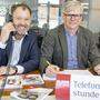 Die AK-Steuerrechtsexperten Bernhard Sapetschnig und Horst Hoffmann gestern am Kleine-Telefon	
