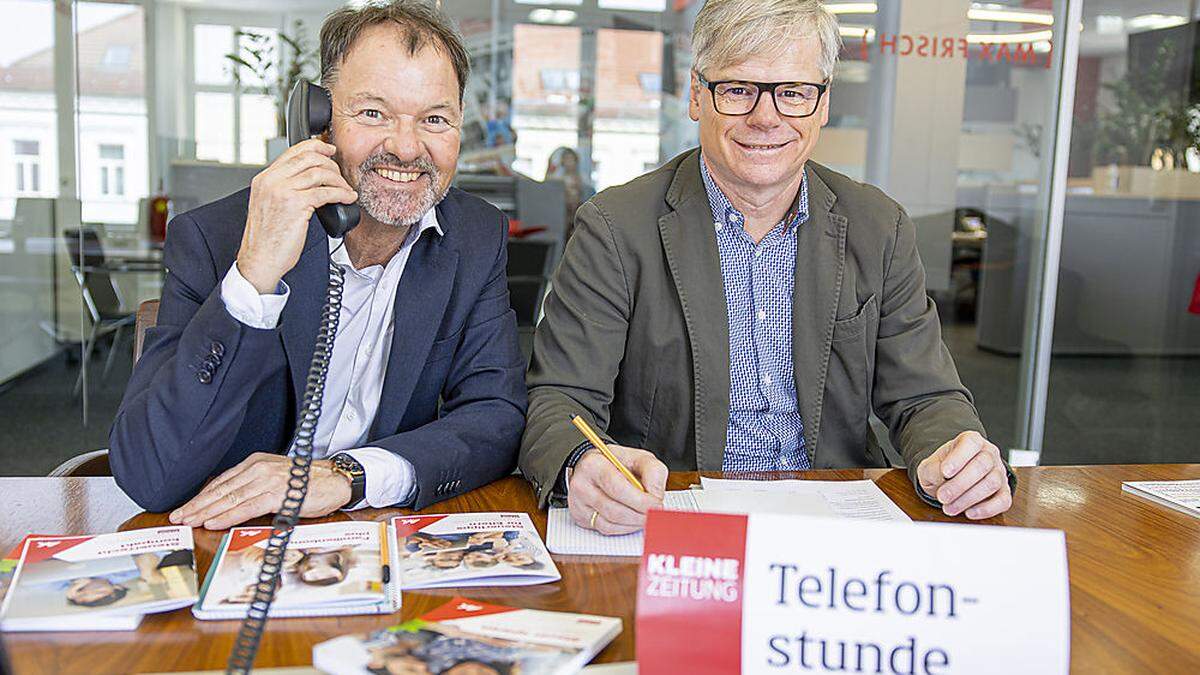 Die AK-Steuerrechtsexperten Bernhard Sapetschnig und Horst Hoffmann gestern am Kleine-Telefon	