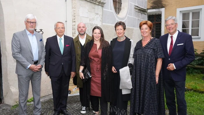 Kelag Vorstand Manfred Freitag, Steuerberater Adolf Rausch, Literat Daniel Wisser, MillstArt-Kuratorin Tanja Prušnik, die Kulturstiftungsvorständinnen Monika Kircher und Ina Maria Lerchbaumer mit Landeshauptmann Peter Kaiser  