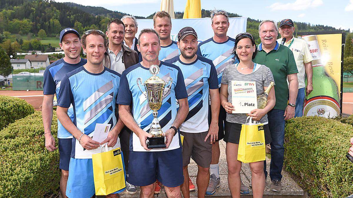 Das Siegerteam von Böhler Schmiedetechnik mit Gratulanten und Bürgermeister Hans Straßegger (2. v. r.)