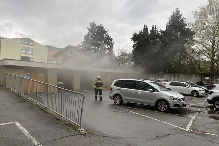 Der Rauch qualmte auch aus den darüberliegenden Garagen 