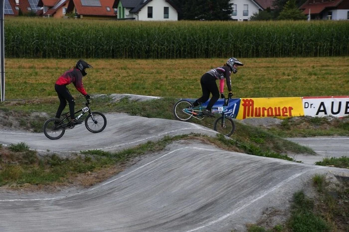 Bei den Lizenzfahrern konnten die Kogler-Brüder Fabian und Lukas an beiden Tagen in ihren Klassen Edelmetall für Österreich erkämpfen: Am Samstag hatte Fabian Kogler allerdings Pech und musste als Führender im Finale nach harten Bodenkontakt mit Platz acht vorlieb nehmen, am Sonntag holte er dann trotz Verletzung vom Samstag am Knie Gold in der Königsklasse Men 17+. Lukas Kogler hatte Samstag und Sonntag mit sehr starken Rennen dann schlussendlich zwei Mal Silber in der Klasse Cruiser-29 in der Tasche. 