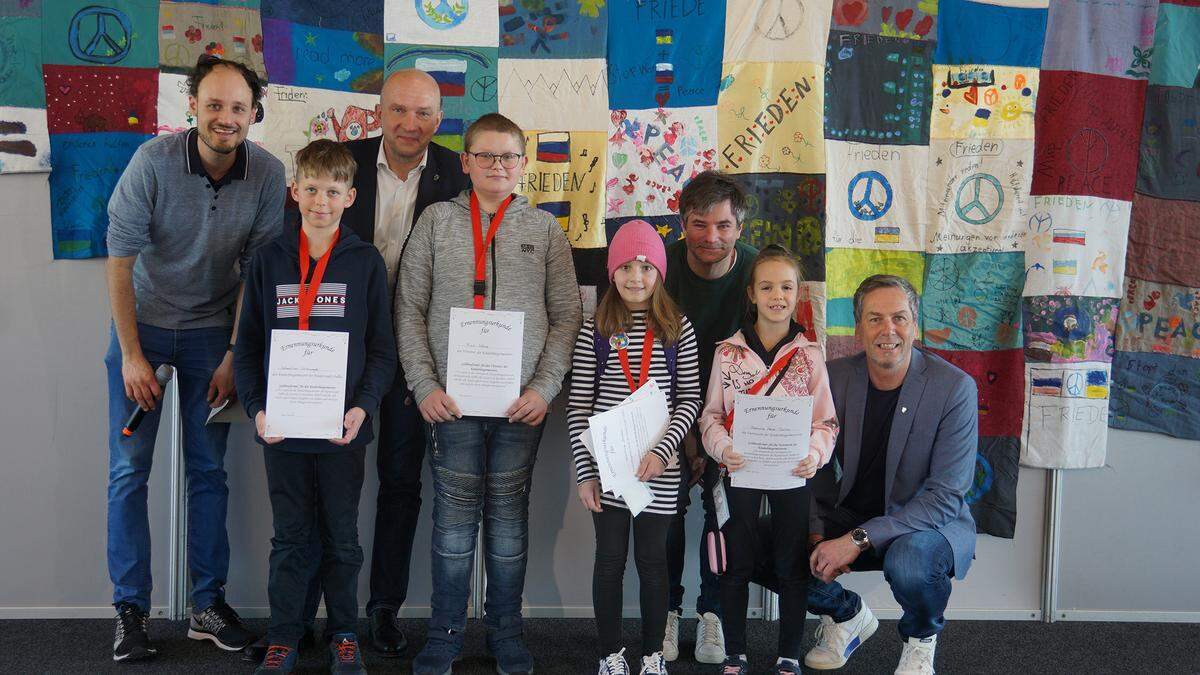 Kinder-Bürgermeister Sebastian mit Stellvertreter Nico, Kinder-Bürgermeisterin Valentina und Stellvertreterin Samira mit Walter Persch von den Kinderfeunden Steiermark, Leaderregion-Obmann Bruno Aschenbrenner, Landtagsabgeordneten Wolfgang Moitzi und Bürgermeister Manfred Lenger