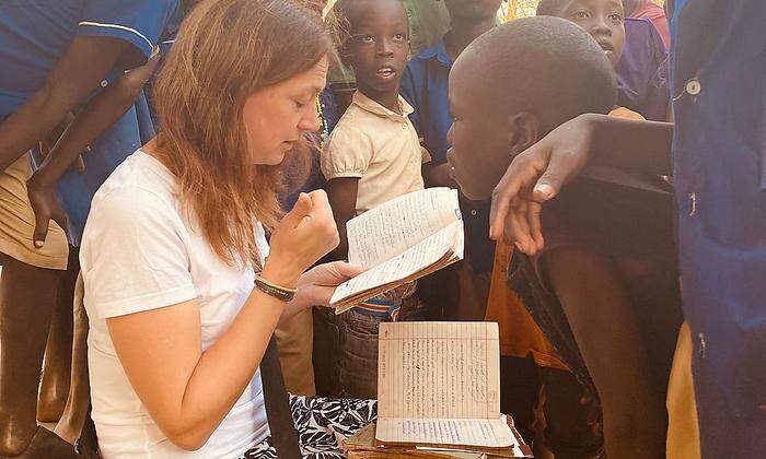 Alexandra Blattnig-Rull, Bereichsleiterin der Caritas-Auslandshilfe, auf Besuch in der Schule in Locherep