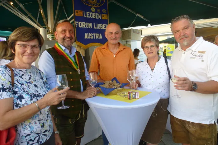Ein bestens besuchter Hauptplatz mit bestens gelaunten Gästen