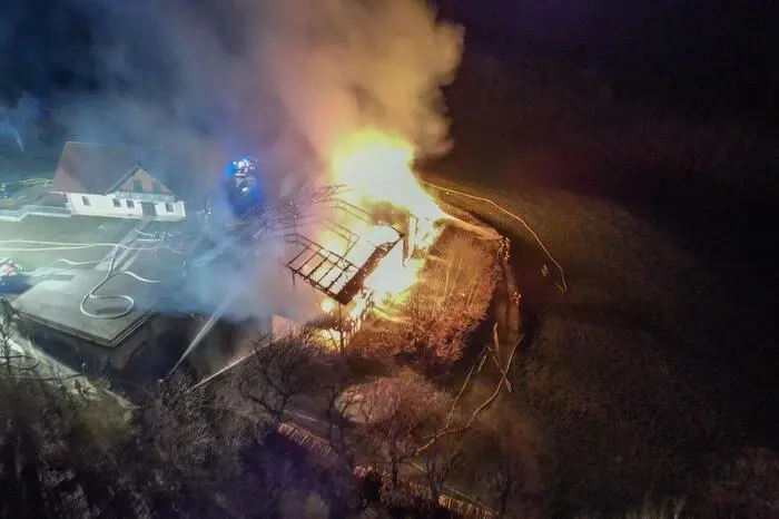 Schon bei der Anfahrt der ersten Feuerwehreinheiten stand fest, dass es sich um ein ausgedehntes Feuer handeln musste, denn der hell erleuchtete Himmel war bereits kilometerweit zu sehen.